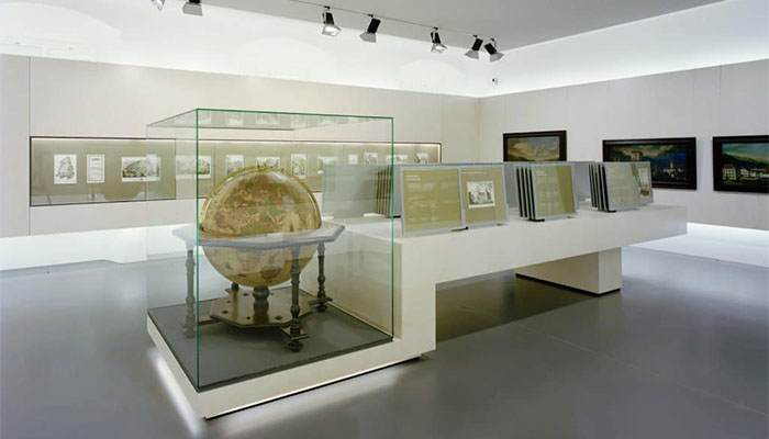 ویترین چوبی یا شیشه‌ ای